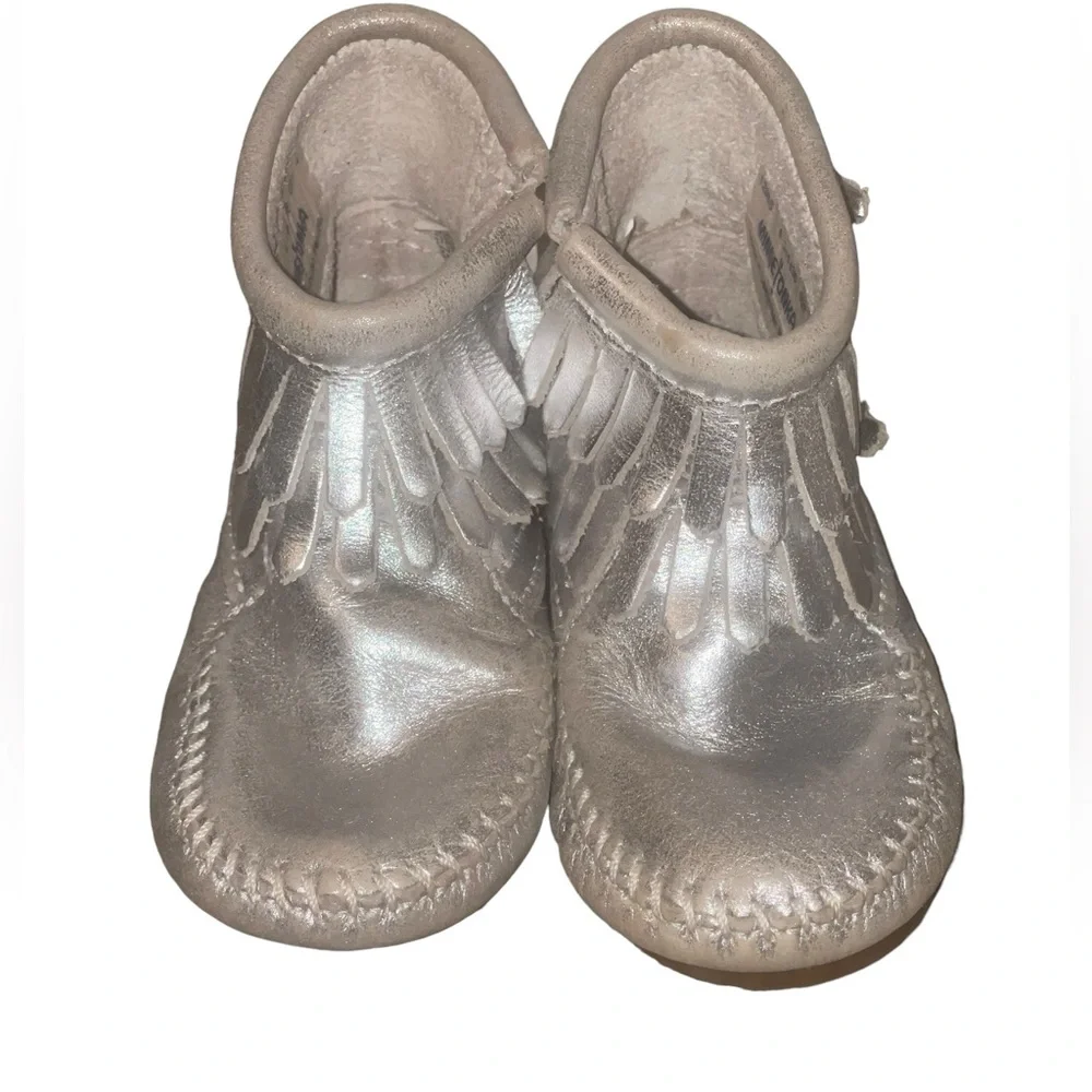 Minnetonka Toddler Aria Silver Fringe moccasin Booties